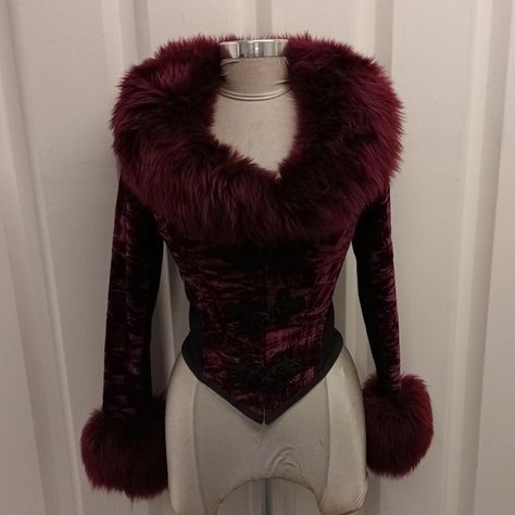 Amy Aesthetic, Gothic Vampire, Catwalk Collection, Neue Outfits, 2000s Fashion Outfits, 2000s Fashion, Mode Vintage, Dream Clothes, Fur Collar