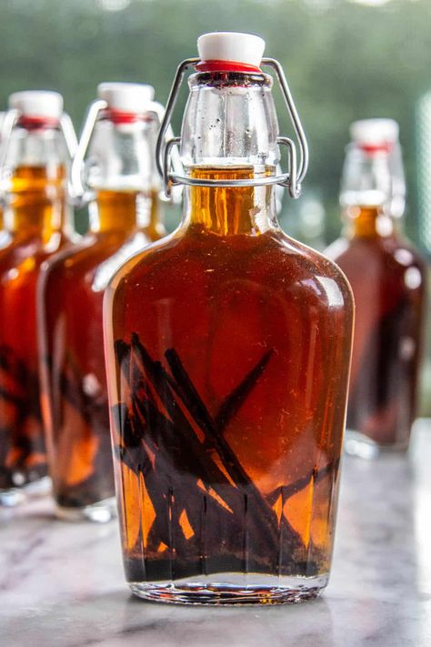 How Vanilla Extract is Made; An Easy Recipe - This Mess is Ours How To Make Homemade Vanilla, Grain Alcohol Recipes, Homemade Bourbon Vanilla Extract, How To Make Vanilla Extract Homemade, Making Vanilla Extract Vodka, Vanilla Extract Recipe Homemade, Vanilla Bean Extract Recipe, Everclear Recipes, Diy Vanilla Extract