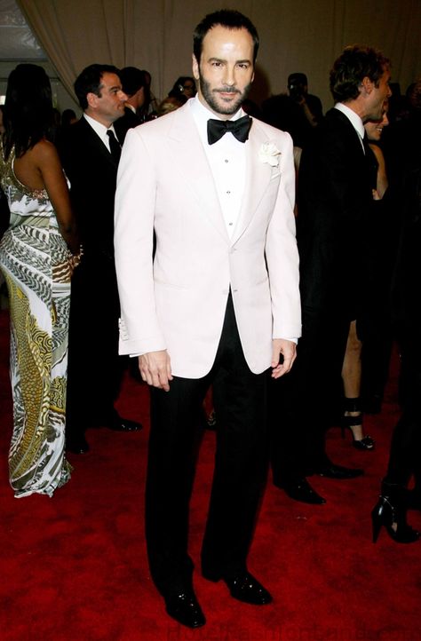 Dinner jacket is the North American term for a white tuxedo jacket. Dinner jackets are worn for black tie in open air after 6pm events. The black tie elements are all in common, except a white or ecru (between natural white and light beige) tuxedo jacket is worn. Tom Ford Quotes, White Dinner Jacket, White Tuxedo Wedding, Tom Ford Tuxedo, White Tuxedo Jacket, Cool Tuxedos, White Toms, White Dinner, White Tuxedo