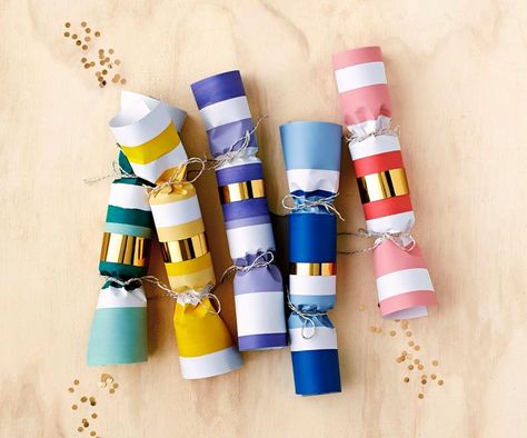 Homemade Christmas Crackers, Christmas Bon Bon, Diy Crackers, Diy Christmas Crackers, Party Blowers, Lame Jokes, Homemade Crackers, Personal Things, Christmas Cracker