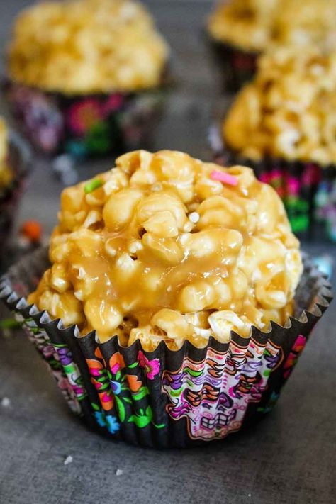 Sweet and Salty Caramel Popcorn Balls Caramel Popcorn Balls Recipe, Fall Recipes Snacks, Sweet And Salty Popcorn, Caramel Popcorn Balls, Popcorn Recipes Sweet, Popcorn Ball, Popcorn Balls Recipe, Popcorn Recipes Easy, Marshmallow Popcorn