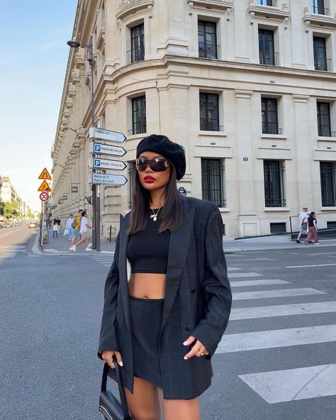 All black outfit with beret two pieces black blazer summer outfit Punk Beret Outfit, Beret And Blazer Outfit, Beret Outfit Women, Outfits With Barrette Hats, Summer Beret Outfit, Beret Outfit Ideas, Barrett Hat Outfit, Burette Hats Outfits, Beret Outfit Black Woman