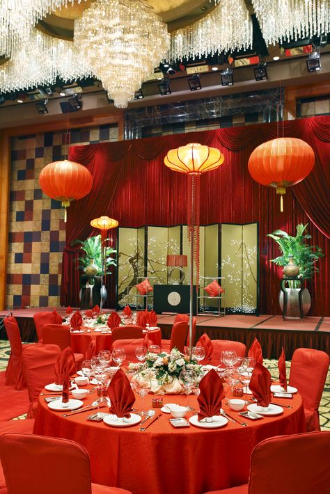 Chinese Wedding Table Setup Chinese Wedding Banquet, Chinese Wedding Favors, Chinese Banquet, Asian Wedding Decor, Banquet Centerpieces, Chinese Wedding Decor, Wedding Table Setup, Wedding Favor Table, Chinese Table