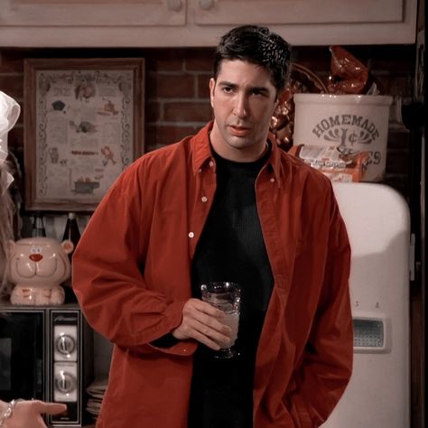 90s Outfits Men, Friends 90s, Ross Friends, Comedy Shows, 90s Tv Shows, 90’s Outfits, Surf Aesthetic, David Schwimmer, Friends Cast