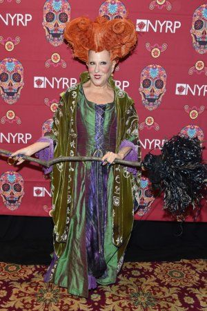 Bette Midler Dressed Up as Her 'Hocus Pocus' Character for Halloween | Hollywood Reporter Bette Midler Hocus Pocus, Winifred Sanderson Costume, Hocus Pocus Halloween Costumes, Hocus Pocus Characters, Hocus Pocus Costume, Best Costumes, Winifred Sanderson, Best Celebrity Halloween Costumes, Halloween Costumes 2016