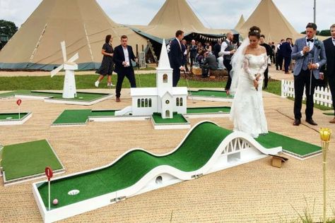 wedding mobile mini golf the honeymoon – tipiunique Crazy Golf Ideas, Diy Put Put Course, Wedding Crazy Golf, Put Put Golf Course Diy, Diy Mini Golf Course Ideas, Mini Golf Ideas, Mini Golf Party, Outdoor Mini Golf, Golf Wedding Theme