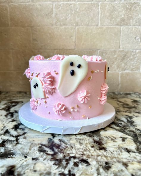 🎂👻 Pretty & Spooky! 👻🎂 Who says Halloween can’t be sweet and chic? Check out this gorgeous ghost-themed birthday cake we created in soft pinks with elegant white and gold accents! 🌸✨ Perfect for a spooky celebration with a touch of glam! 💕🎃 👻 Pink Ghost Cake Details: 💖 2 Tier cake - Bottom Layer French Apple Pie, Top Tier is a Pumpkin Latte. The Smash Cake is Birthday Cake Flavor ✨ Gold shimmer accents 🎀 Whimsical white ghosts Whether you’re throwing a spooky soirée or celebrating a boo-ti... Pink Ghost Cake, French Apple Pie, Ghost Cake, Birthday Cake Flavors, 2 Tier Cake, Pink Ghost, Halloween Cans, Pumpkin Latte, Themed Birthday Cakes