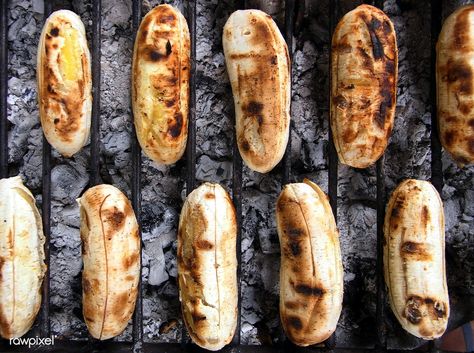 Food Thailand, Grilled Bananas, Fried Bananas, Small Banana, Thai Food, Vegan Life, Thai Recipes, Good Mood, Hot Dog Buns