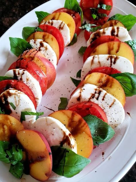 Profusion Curry, Peach Caprese Salad, Peach Caprese, Italian Salad Recipes, Summertime Salads, Caprese Salad Recipe, Peach Recipes, Summertime Recipes, Layered Salad