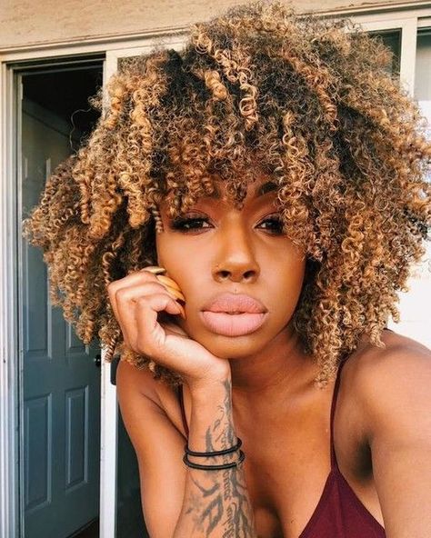 16 Women With Blonde Highlights You Can Use For Inspiration - Emily CottonTop Transitioning To Natural Hair, Natural Hair Highlights, Blonde Natural Hair, Dyed Curly Hair, Highlights Curly Hair, Dyed Natural Hair, Honey Blonde Hair, Braids With Curls, Texturizer On Natural Hair