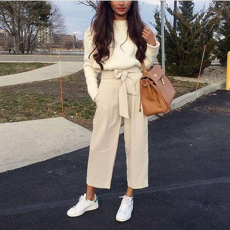 Culottes Outfit Summer, How To Wear Culottes, Culottes Outfit, Trainers Outfit, Beige Outfit, Fashion Winter, Work Clothes, Kpop Fashion, White Pants