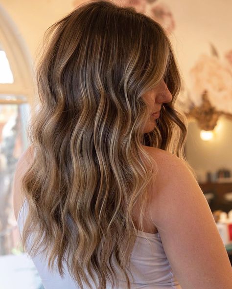 Homey Balayage Brunette, Soft Subtle Balayage, Brunette With Golden Balayage, Sunlights Balayage Brunette, Balayage Hair Dark Brunette, Brown Hair With Faint Highlights, Sunkissed Bronde Balayage, Soft Bayalage Brunette, Soft Summer Highlights