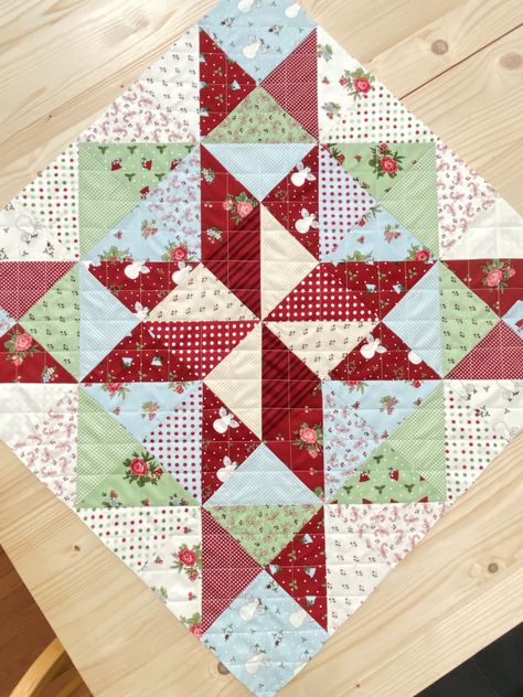 Charm Pack Patterns Free, Christmas Charm Pack Quilt, Free Charm Pack Table Runner Patterns, Christmas Charm Pack Quilt Patterns, Charm Pack Wall Hanging, Charm Pack Christmas Quilt Patterns, Mini Charm Pack Projects, Charm Pack Quilt Patterns Free, Moda Quilts