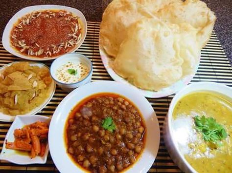 Embedded image Halwa Puri, Pakistani Dishes, Puri Recipes, Desi Food, Pakistani Food, Turmeric Powder, Pepper Powder, Coriander Powder, Biryani