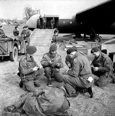 British Airborne troops getting their equipment ready near a Horsa glider in preparation for the Rhine crossing, 22 March 1945. German Paratrooper, Perang Dunia Ii, Battle Of The Bulge, Ww2 Photos, Wwii Photos, German Soldiers Ww2, German Uniforms, German Military, American Soldiers