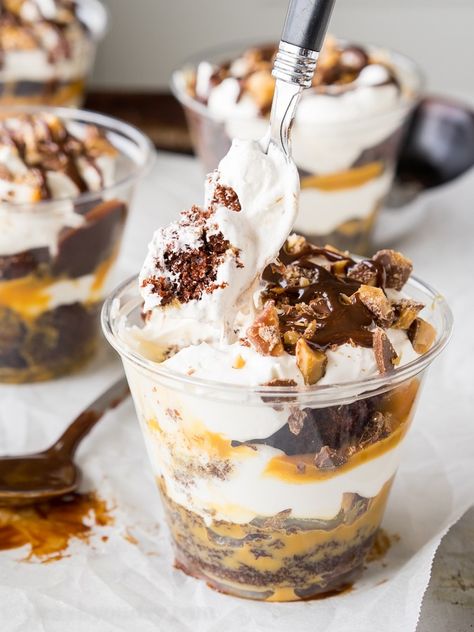 Single Serve Wedding Desserts, Shooters Recipes, Dessert Auction, Better Than Anything Cake, Deli Ideas, Cups Recipes, Jar Desserts, Chocolate Parfait, Mason Jar Desserts