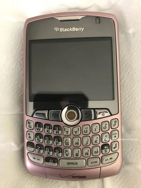 Blackberry Flip Phone, Blackberry Phone Aesthetic, 2000s Phone, Flip Phone Aesthetic, Old Phones, Blackberry Curve, Retro Gadgets, 2000s Nostalgia, Retro Phone