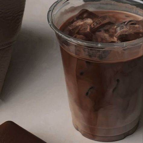 Iced Coffee Dark Aesthetic, Choco Drink Aesthetic, Cold Brew Coffee Aesthetic, Iced Chocolate Aesthetic, Ice Coffee Mocha, Iced Mocha Aesthetic, Ice Chocolate Drink Aesthetic, Chocolate Drink Aesthetic, Coffee Dark Aesthetic