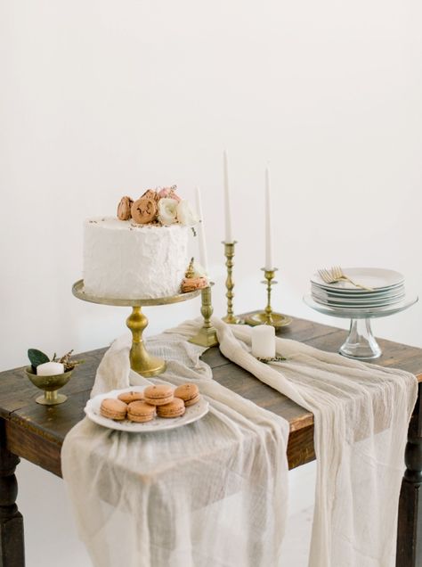 The Vault: Curated & Refined Wedding Inspiration - Style Me Pretty Beige Cake, Flowers For Fall, Cake Display Table, Cake Decorating Flowers, Cake Table Birthday, Boho Cake, Beige Flowers, Columbus Ohio Wedding, Feuille Eucalyptus