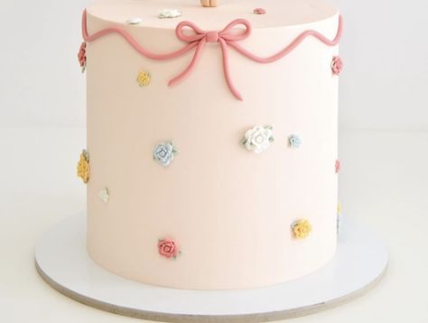 Pastel Polka Dot Cake, Pastel First Birthday Cake, Happy Birthday Cake Girl, Pink Smash Cake, Pastel Birthday Cake, Minnie Birthday Cake, Pink Smash Cakes, Cake With Flowers, Smash Cake Girl