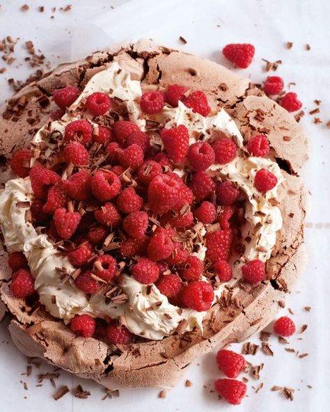 You can’t beat a raspberry pavlova, especially a crisp-chewy meringue base, with nuggets of chocolate. Nigella Lawson's pavlova is a must-try! Raspberry Pavlova, Pavlova Recipe, Dessert Aux Fruits, Delicious Magazine, Nigella Lawson, God Mat, Chocolate Raspberry, Pavlova, Healthy Dessert