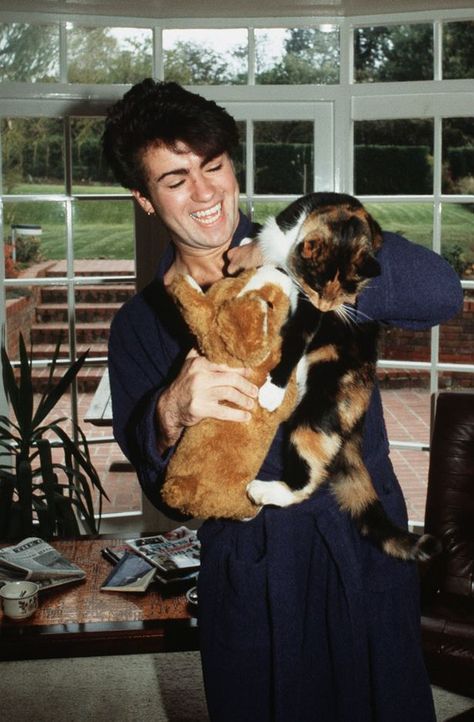 George Michael poses at home with his cat after losing his voice and being forced to cancel a number of live shows in 1980 Celebrities With Cats, Famous Cats, Men With Cats, George Michael Wham, Music Playing, Two Cats, Christina Ricci, George Michael, Cat People