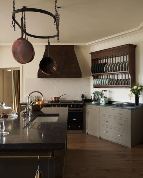 Kitchen Devol, New Kitchen Inspiration, Classic English Kitchen, Porcelain Pendant Light, Wall Cupboards, Kitchen Layouts, Devol Kitchens, Loft Kitchen, Kitchen Addition