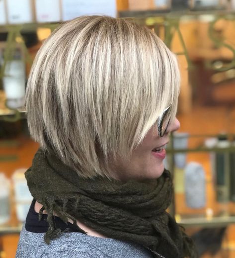 Choppy Bob with Blunt Layers hairstyle Choppy Bob, Choppy Bob Hairstyles, Chin Length Hair, Choppy Hair, Layered Bob Hairstyles, Bob Hairstyles For Fine Hair, Layered Bob, Short Blonde, Short Hair Haircuts