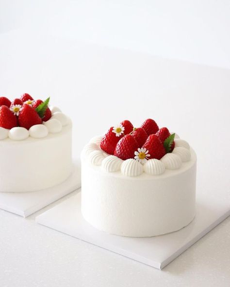 Birthday Cakes With Strawberries, Korean Strawberry Cake, Cute Small Cakes, Small Cakes Ideas, Small White Cake, Strawberry Cake Ideas, Mini Cake Decorating, Mini Strawberry Cake, Strawberry Cake Design