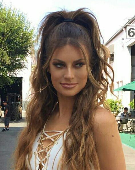 Hannah stocking Workout And Diet Plan, Lying Leg Curls, Stiff Leg Deadlift, Hiit Workout Routine, Hannah Stocking, Weighted Squats, Hamstring Workout, Leg Curl, Russian Twist