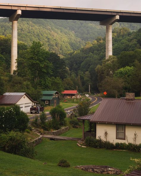 Nature Aesthetic, Pretty Places, Green Aesthetic, Pretty Pictures, Aesthetic Pictures, North Carolina, Places To Go, Beautiful Places, Outdoor Structures