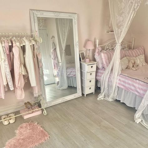 Cute Room Pink And White, Pink And White Painted Walls, Room Ideas Cute Pink, Coquet Bedroom, Pink Aesthetic Bedroom Ideas Vintage, Cute Bedroom Decor Pink, Aesthetic House Rooms, Pink White Room Ideas, Pink And White Striped Bedding