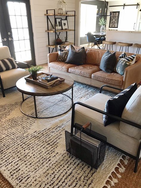 Industrial Livingroom, Town House, Apartment Decorating, Design Living Room, Living Room Inspo, New Living Room, A Living Room, Couches Living Room, Living Room Inspiration