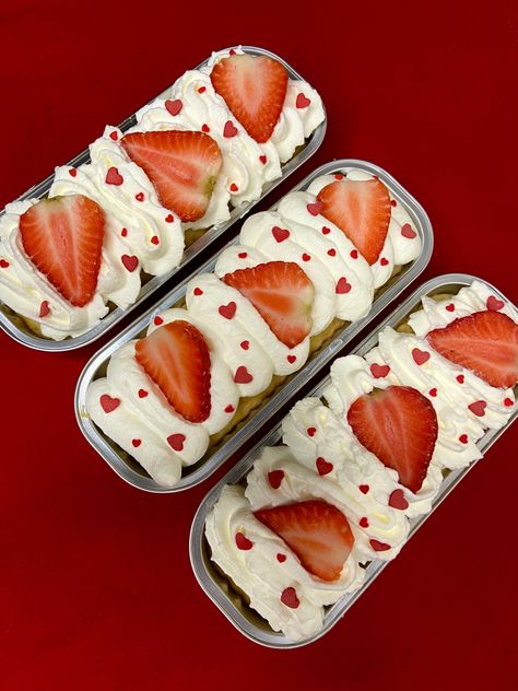 Mother’s Day Mini Tin Cakes, Mini Cake Tins Ideas, Mini Loaf Cakes Valentines, Tres Leches Cake Individual, Mini Cake Tray Ideas, Mini Pan Cakes Ideas, Mini 3 Leches Cake, Individual Cake Slices, Mini Heart Tin Cakes