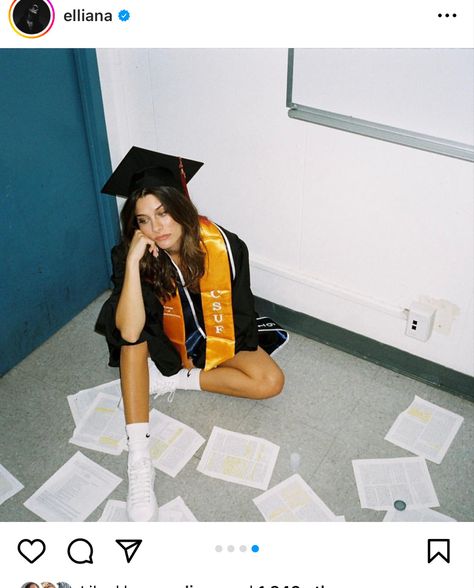 College Grad Pictures, Grad Picture Ideas, College Grad Photos, Graduation Pic Ideas, Senior Photoshoot Poses, College Graduation Photoshoot, College Graduation Pictures Poses, Graduation Look, Grad Photography