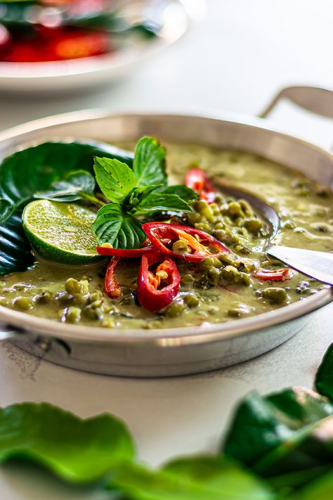 mung bean coconut curry with thai green curry Thai Curry Puffs Recipe, Mung Bean Curry, Curry Puff Recipe, Bean Curry, Thai Green Curry Paste, Apple Recipes Healthy, Whole Grain Rice, Green Papaya Salad, Homemade Curry