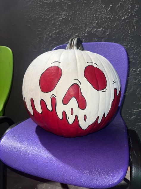 Halloween paintwd pumpkin. Poison apple. Disney pumpkin Red Painted Pumpkin Ideas, Pumping Painting Ideas Cute, Snow White Pumpkin Decorating Ideas, Poison Apple Pumpkin Carving, Poison Apple Pumpkin Painting, Cruella Pumpkin, Acotar Pumpkin, Cute And Easy Pumpkin Carving, Pumping Painting Ideas