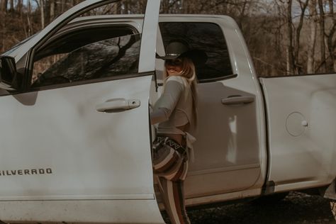 Back Of The Truck Photoshoot, Truck Pics Photo Ideas, Picture With Truck, Pictures With Trucks Photo Ideas, Truck Inspo Pics, Western Photoshoot Ideas With Truck, Truck Senior Pictures, Western Photo Shoots, Leah Fish