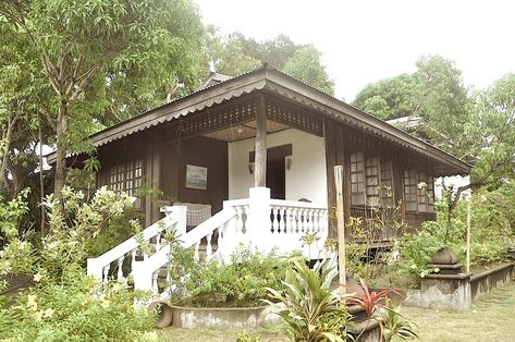 Balay Bacarra at Sitio Remedios is named after the town next to Laoag City famous for its centuries old church made of red bricks which has leaned over the years. This bungalow is made from wood salvaged from a home in Bacarra. Lumang Bahay, Classic Building Exterior, Philippine Architecture, Filipino House, Filipino Architecture, Philippine Houses, Classic Building, Heritage House, Asian Architecture