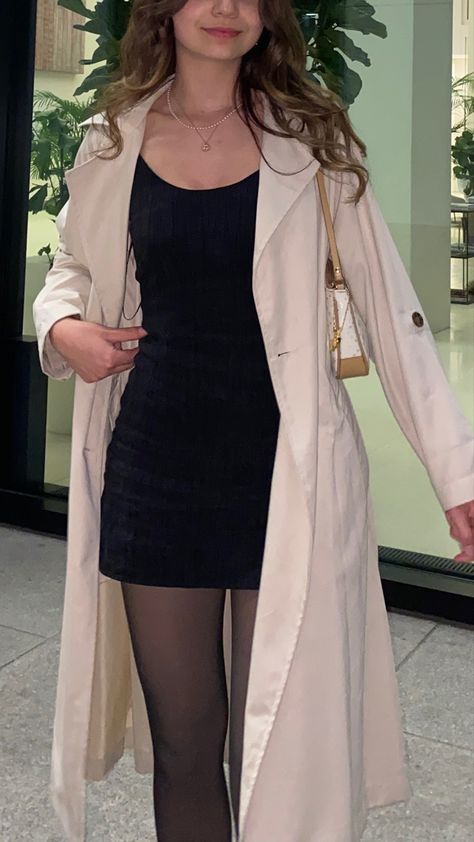 Trench Coat Dress Outfit Classy, Trenchcoat Dress, Nude Trench Coat Outfit, Trench Coat Inspiration, Ootd Trench, Trench Coat And Dress Outfit, Outfits With Trench Coats, Trench Coat Outfit Aesthetic, Outfit Trench Beige