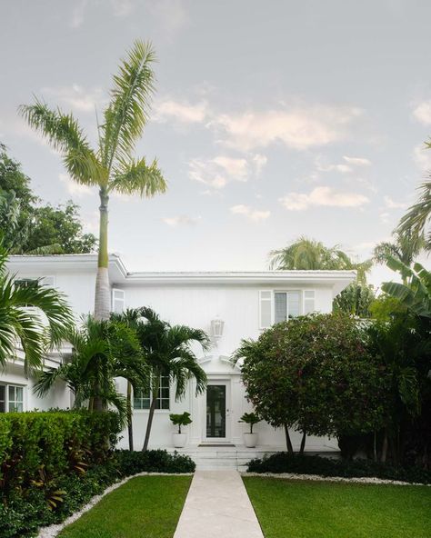 This Beach Home Combines Classic Art Deco Architecture With Modern Miami Vibes Miami Art Deco Interior, Nautical Rope Decor, Miami Beach Art Deco, Miami Beach House, Spanish Exterior, Art Deco Garden, Beach Art Deco, Beach House Tour, Modern Miami