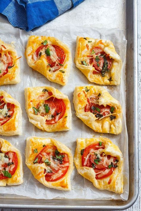 appetizer with puff pastry sheet Paleo Thanksgiving, Puff Pastry Appetizers, Pastry Appetizer, Puff Recipe, Best Appetizer Recipes, Appetizer Bites, Puff Pastry Recipes, Finger Food Appetizers, Easy Appetizer Recipes