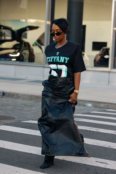 Fashion Week Street Style Outfits, Fashion Week Fall 2023, Fall Chic Outfits, 2023 Street Style, Fashion Week Hair, Hot Couture, Street Style Summer Outfits, Long Leather Skirt, Maxi Skirt Style