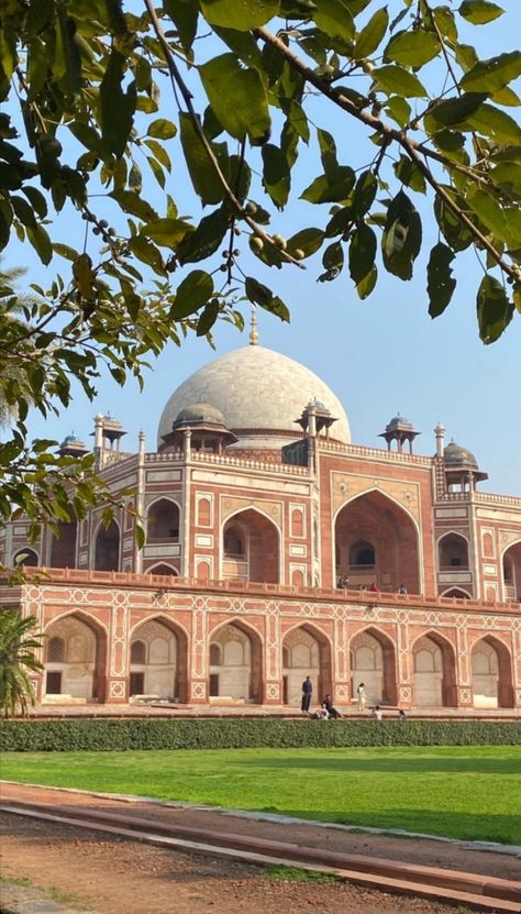 Lotus Temple Delhi Photography, Delhi Historical Places, Agra Instagram Story, Delhi Aesthetic Pics, New Delhi Aesthetic, Delhi Aesthetics, Delhi Architecture, Purana Qila, Delhi Pics