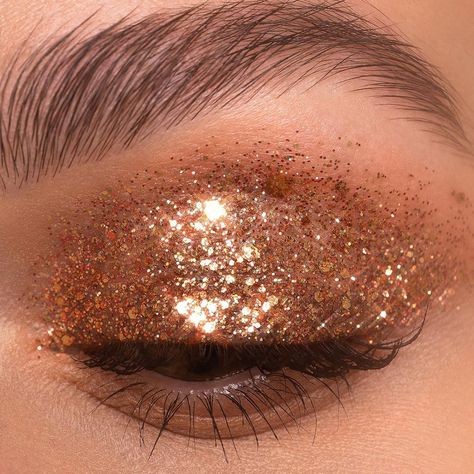 Broadway Makeup, Gold Glitter Makeup, Eye Aesthetic, Nabla Cosmetics, Glitter Palette, Smokey Eye Easy, Glitter Makeup Looks, Wild Makeup, Gold Eye Makeup