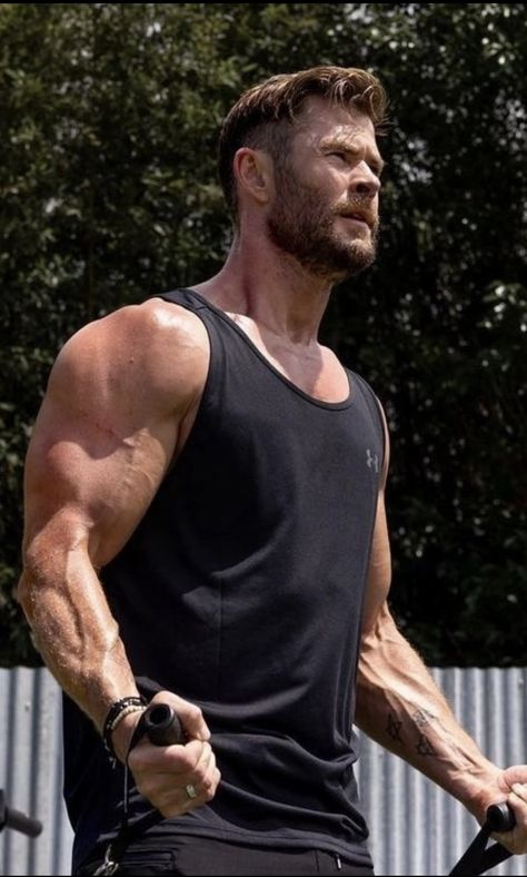 Chris Hemsworth Body, Casual Techwear, Bodybuilding Pictures, Beard Styles Short, Mens Smart Casual Outfits, Chris Hemsworth Thor, Gentleman Aesthetic, Workout Routine For Men, Hunks Men