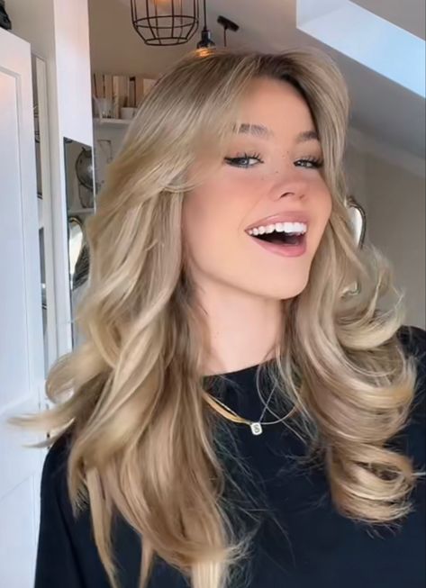 Poofy Hair, Summer Blonde Hair, Layered Haircuts For Medium Hair, Hairstyles For Layered Hair, Blonde Hair Inspiration, Blonde Hair Looks, Latest Movie, Hair Stylies, Haircuts For Medium Hair