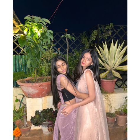 Indian Sisters Aesthetic, Saree Duo Poses, Farewell Pic Ideas, Aesthetic Saree Poses With Friends, Ethnic Poses For Women, Farewell Poses With Friends In Saree, Saree Poses With Friends, Farewell Pics, Farewell Aesthetic