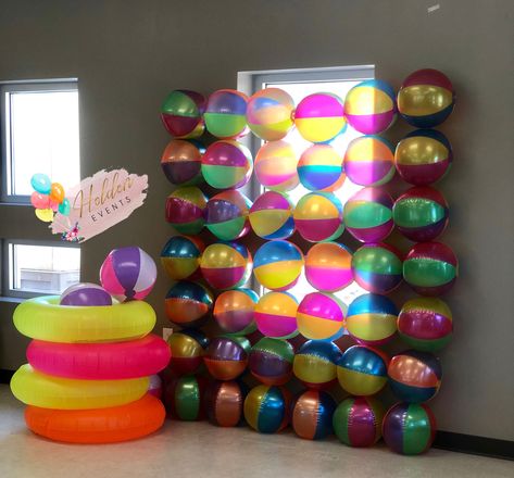 Beach Ball Backdrop, Water Party Ideas, Water Olympics, Splash Pad Birthday Party, Pool Party Theme Birthday, Beach Balloons, Beach Ball Party, Pool Party Themes, Beach Bash