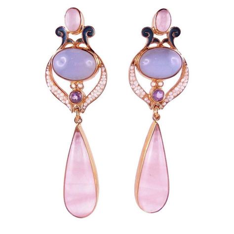 Percossi Papi Rose Quartz and Amethyst Pendant Earrings Pendant earrings made of chalcedony, moonstone, rose quartz, amethyst and seed pearls. Purchase Worn by Queen Mathilde on:8 September 202223 March 2023 Queen Mathilde Of Belgium, Royal Closet, Earrings Pendant, Royal Jewelry, Seed Pearl, Amethyst Pendant, Pendant Earrings, Royal Family, Moonstone